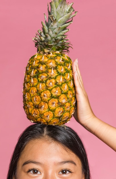 Foto gratuita primer plano de piña en cabeza de mujer