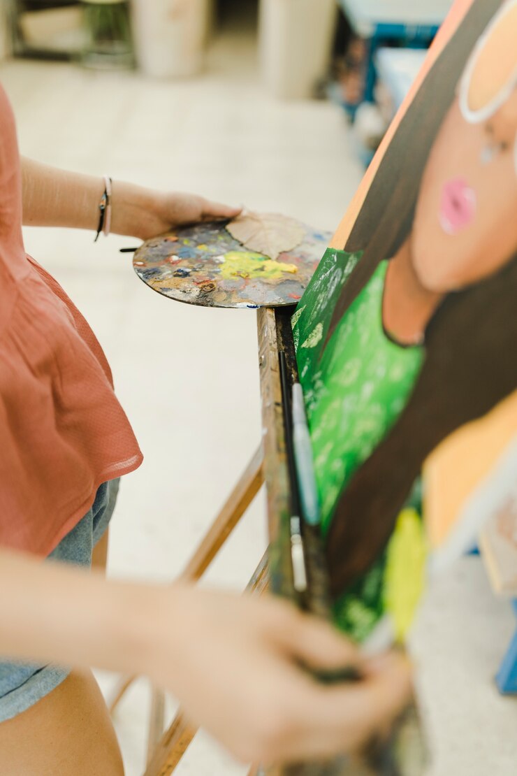 Foto gratuito primer plano de pintura de mujer con pintura al óleo sobre caballete