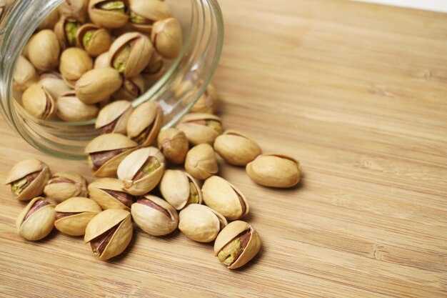 Primer plano de pistachos en la superficie de madera