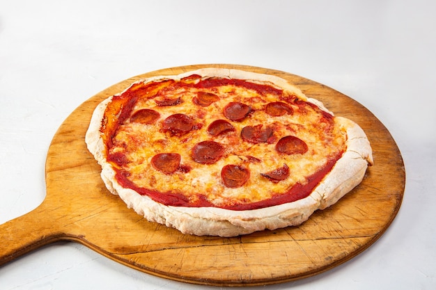 Primer plano de una pizza de pepperoni aislado sobre fondo blanco.