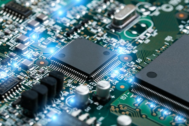 Primer plano de la placa de circuito electrónico con CPU microchip componentes electrónicos de fondo