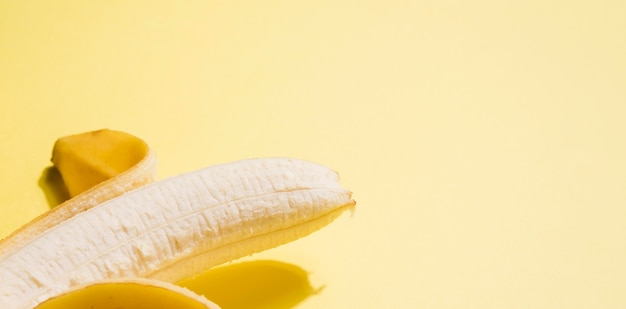 Primer plano de plátano orgánico con espacio de copia