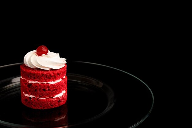 Primer plano de un plato con un pastel de terciopelo rojo