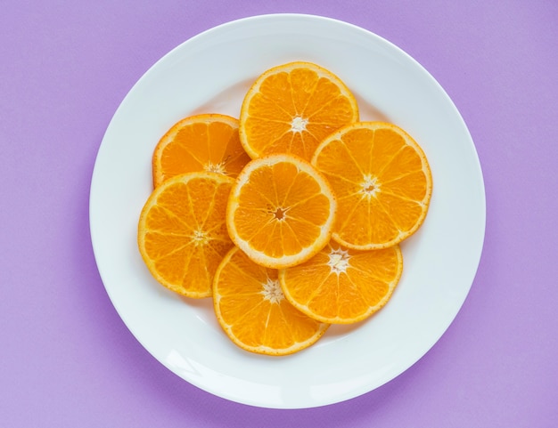 Primer plano de un plato de rodajas de naranja jugosa