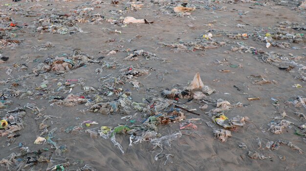 Primer plano de una playa bea \ ch lavada con basura