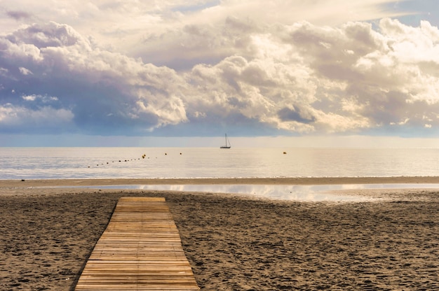 Primer plano de la playa de Lissa, Santa Pola en España
