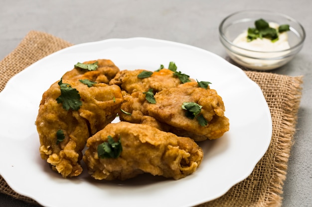 Primer plano de pollo cerca de salsa de crema