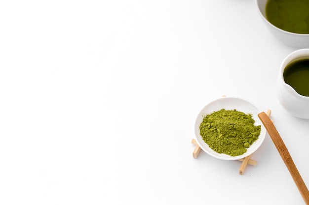 Primer plano de polvo de matcha con espacio de copia