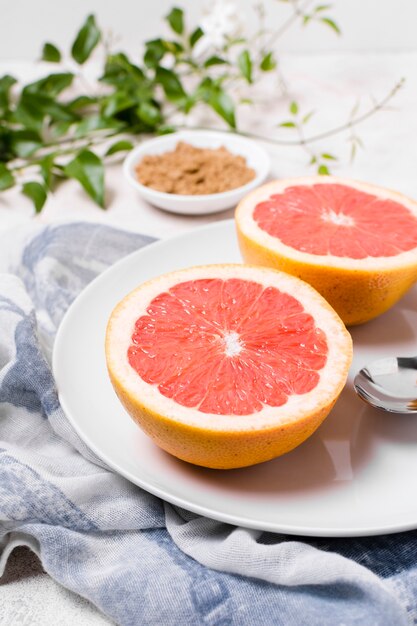 Primer plano de pomelo en placa