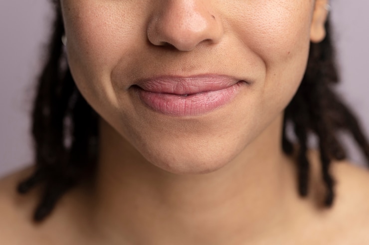 Foto gratuito un primer plano de los poros de la piel durante la rutina de cuidado facial