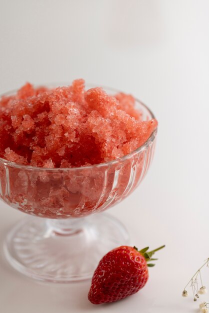 Primer plano de postre de granizado de fresa