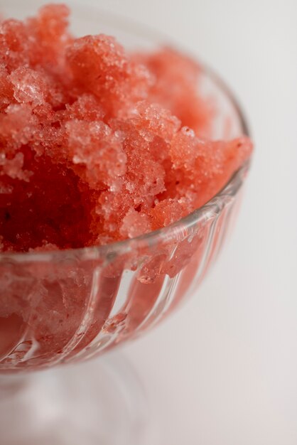 Primer plano de postre de granizado de fresa