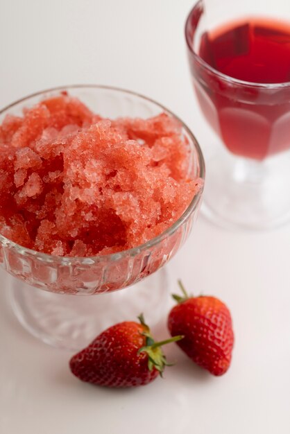 Primer plano de postre de granizado de fresa