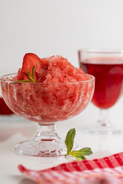 Primer plano de postre de granizado de fresa