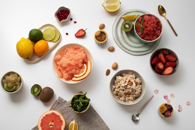 Primer plano de postre granizado con varios ingredientes