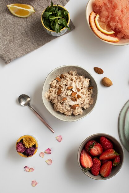 Primer plano de postre granizado con varios ingredientes