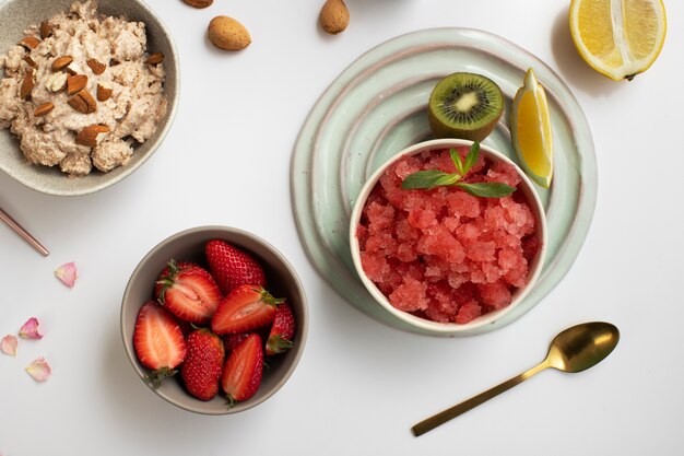 Primer plano de postre granizado con varios ingredientes