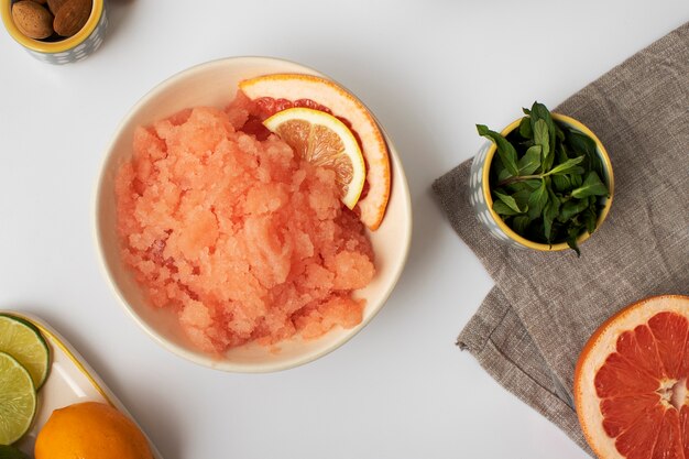 Primer plano de postre granizado con varios ingredientes