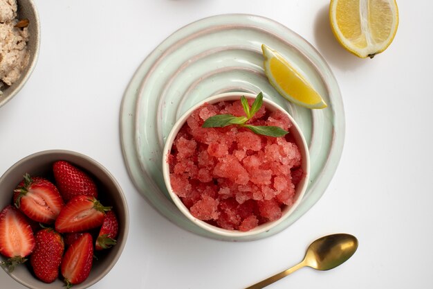 Primer plano de postre granizado con varios ingredientes