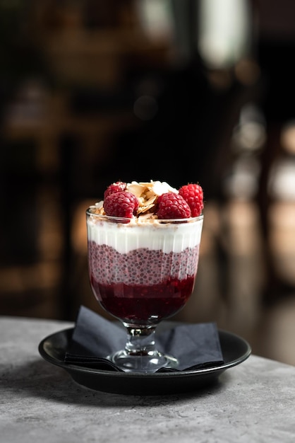 Primer plano de un postre en una taza en un café