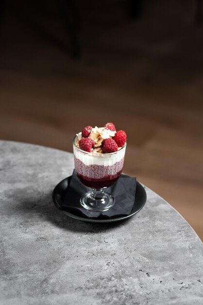 Primer plano de un postre en una taza en un café