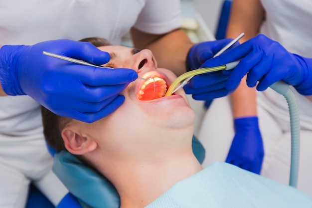 Primer plano de procedimiento dental en paciente