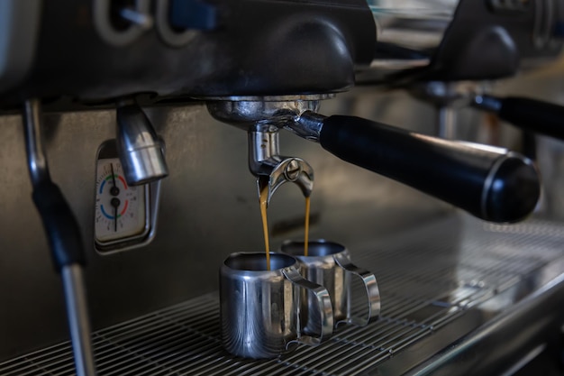 Primer plano del proceso de elaboración de espresso en una cafetera profesional