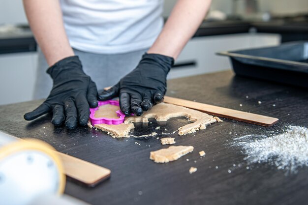 Primer plano del proceso de elaboración de pan de jengibre artesanal