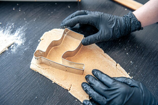Primer plano del proceso de elaboración de pan de jengibre artesanal