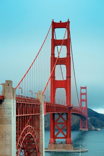 Primer plano del puente Golden Gate en San Francisco como el famoso punto de referencia.