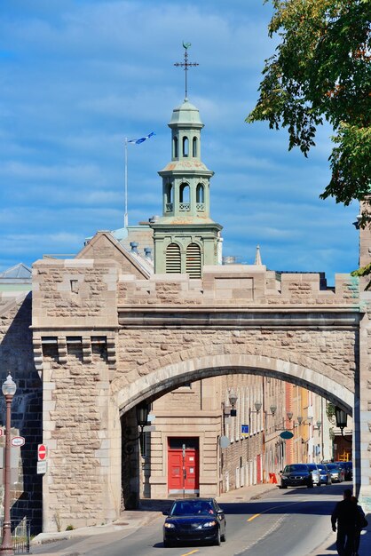 Primer plano de la puerta de Porte Dauphine en la ciudad de Quebec