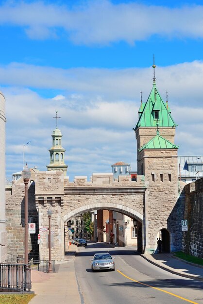 Primer plano de la puerta de Porte Dauphine en la ciudad de Quebec