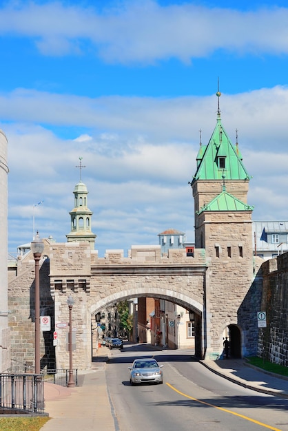 Primer plano de la puerta de Porte Dauphine en la ciudad de Quebec