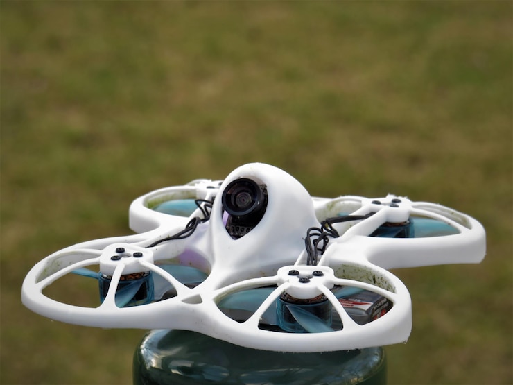 Foto gratuito primer plano de un quadcopter en el fondo borroso