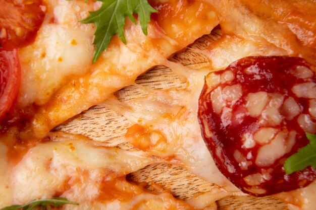 Primer plano de queso derretido en pizza
