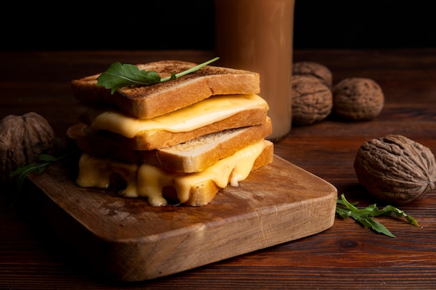 Primer plano de queso derretido en sándwich