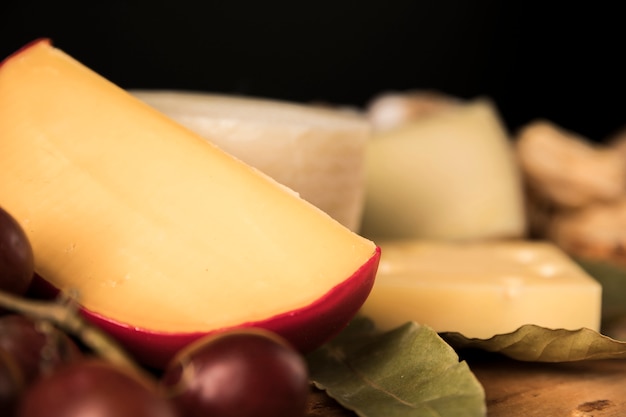 Foto gratuita primer plano de queso gouda