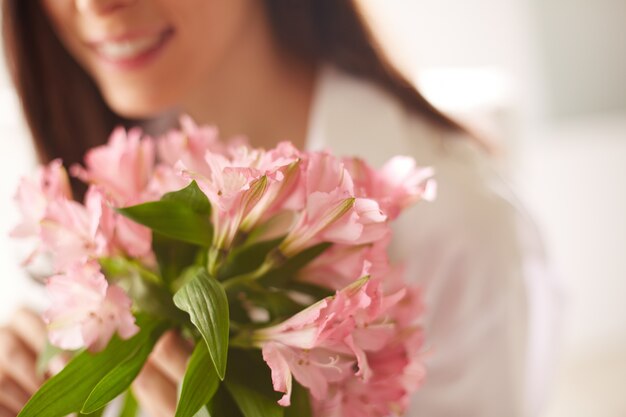 Primer plano de ramo de flores al amanecer