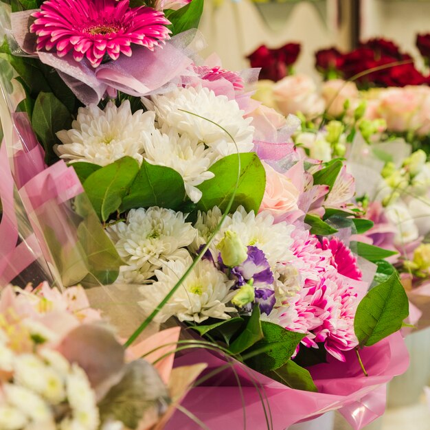 Primer plano de ramo de flores de colores