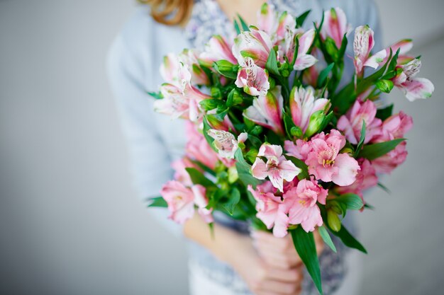 Primer plano de un ramo de flores