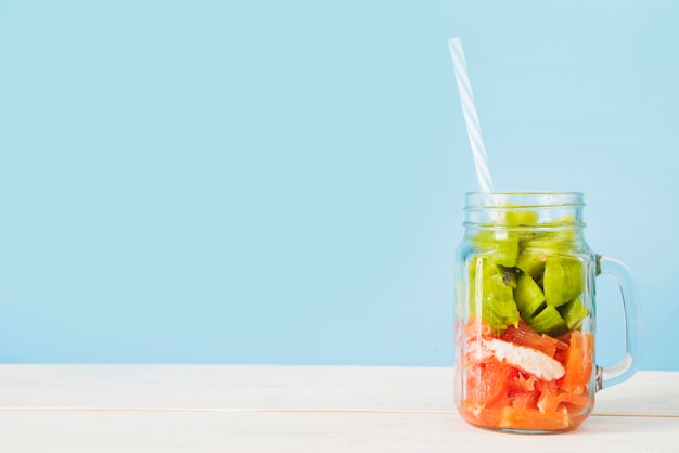 Primer plano de una rebanada de frutas frescas en tarro de cristal