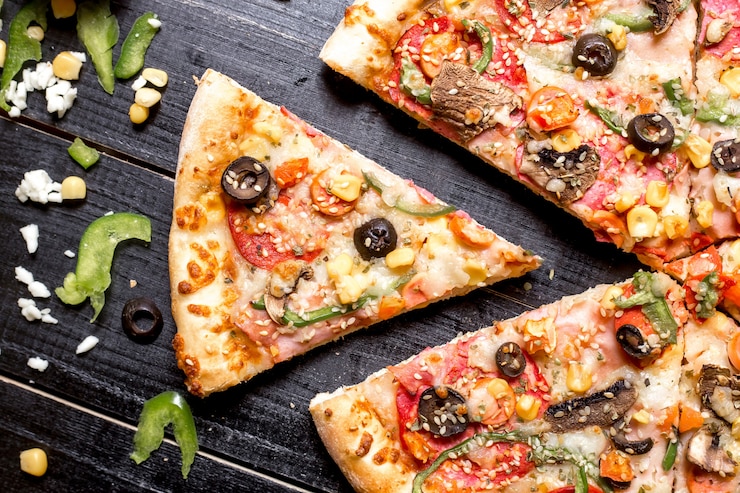 Foto gratuito primer plano de una rebanada de pizza de pepperoni con salpicaduras de sésamo