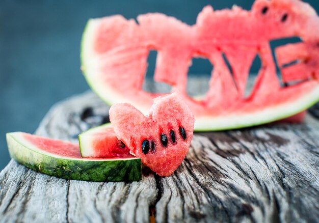 Primer plano de rebanada de sandía jugosa fresca con palabra de letras de amor