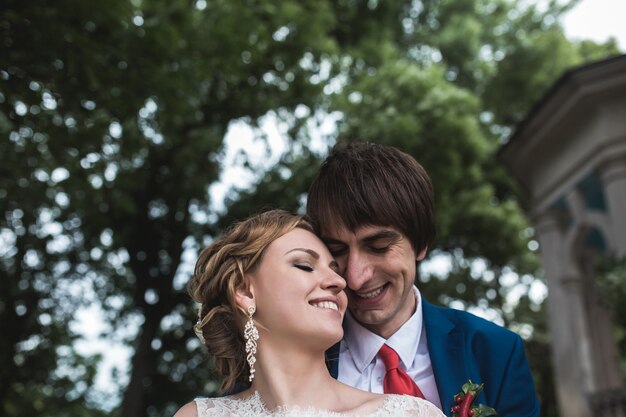 Primer plano de recién casados sonriendo