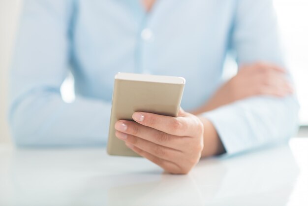 Primer plano de la red de personas en el teléfono inteligente en la mesa