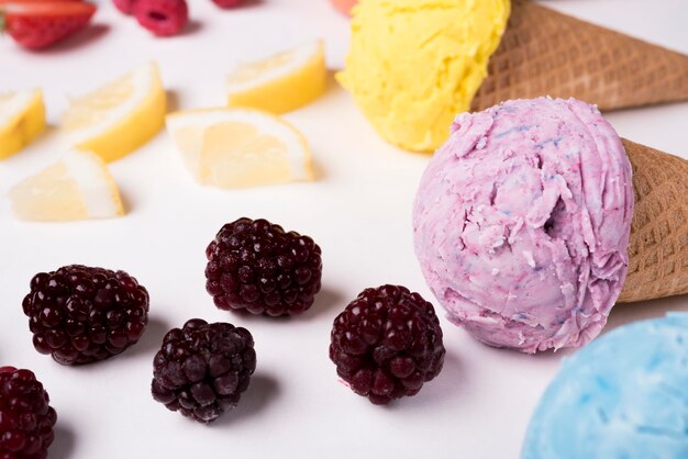 Primer plano refrescante helado con frutas del bosque