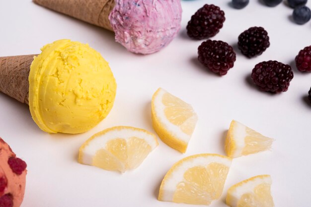 Primer plano refrescante helado con rodajas de limón