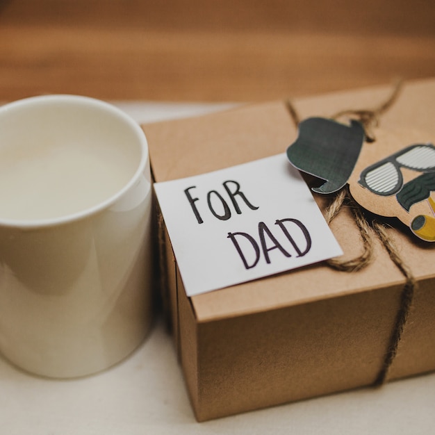 Foto gratuita primer plano de regalo y taza para el día del padre