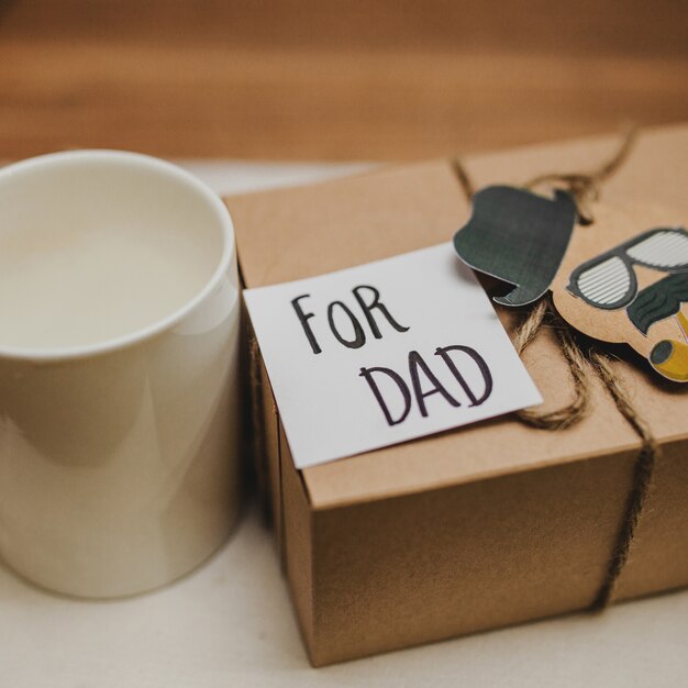 Primer plano de regalo y taza para el día del padre