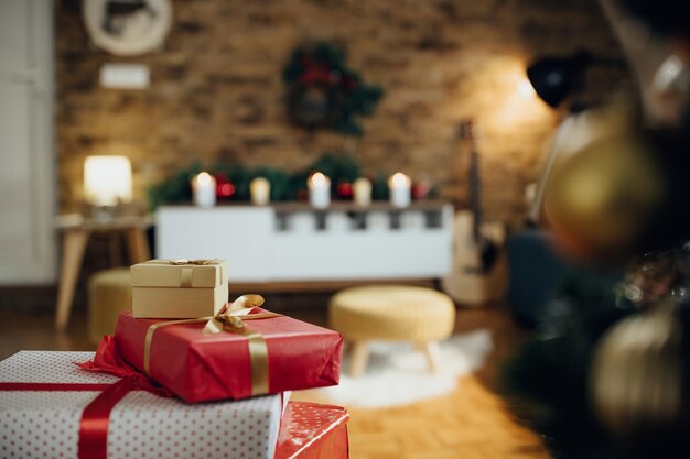 Primer plano de regalos de Navidad en casa